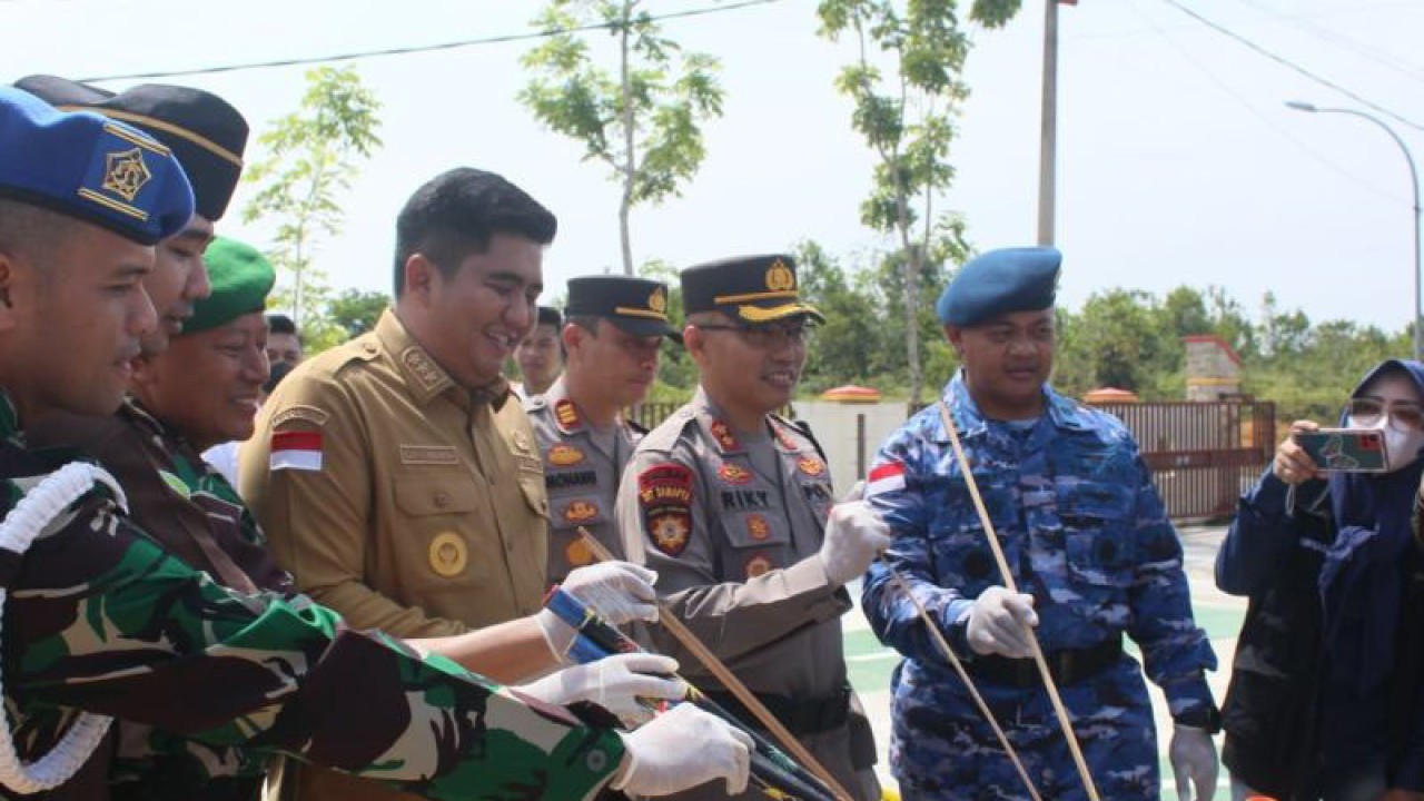 Polres Bintan dan jajatan forkopimda memusnahkan barang bukti ratusan botol minuman keras dan petasan tidak berizin di Mapolres Bintan, Senin (17/4/2023). (Ogen)