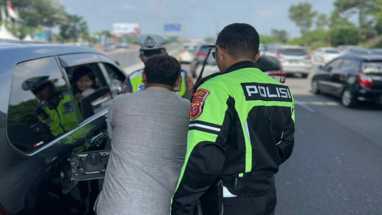 Aparat Polres Karawang saat melakukan penyisiran untuk membantu kendaraan trouble di jalan raya wilayah Karang, Jawa Barat, Selasa (25/4/2023). ANTARA/HO-Polres Karawang