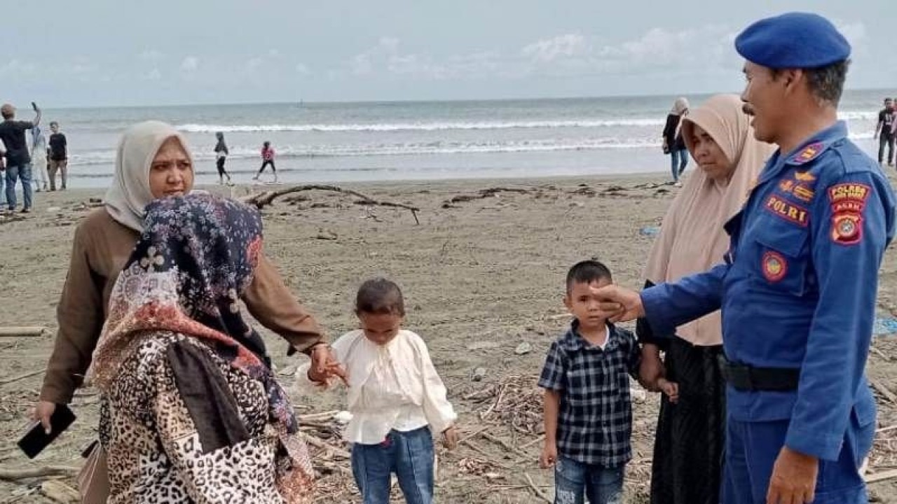 Satpol Airud Polres Aceh Barat memberi imbauan kepada pengunjung lokasi wisata pantai di Kecamatan Samatiga, Aceh Barat, agar tidak mandi di laut karena dapat membahayakan keselamatan pengunjung, Selasa (25/4/2023). (ANTARA/HO-Dok Humas Polres Aceh Barat)