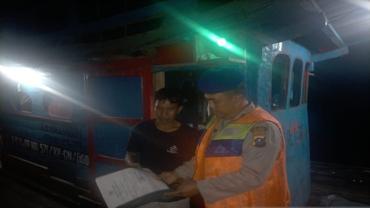 Personel Sat Polairud Polres Asahan memeriksa sebuah kapal kayu untuk mengantisipasi masuknya barang ilegal di wilayah Hukum Polres Asahan. ((ANTARA/HO-Humas Polres Asahan))