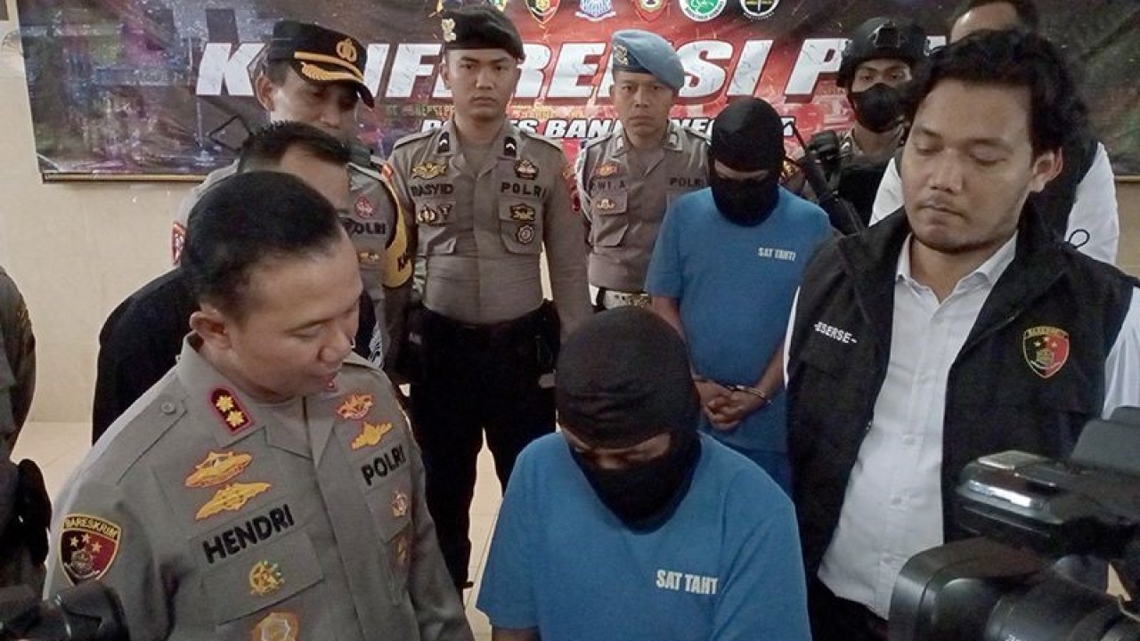 Kapolres Banjarnegara AKBP Hendri Yulianto pada konferensi pers di Polres Banjarnegara, Senin (3/4/2023), bertanya kepada tersangka TH alias Mbah Slamet terkait dengan kronologi pembunuhan berencana yang dilakukan terhadap PO. ANTARA/Sumarwoto