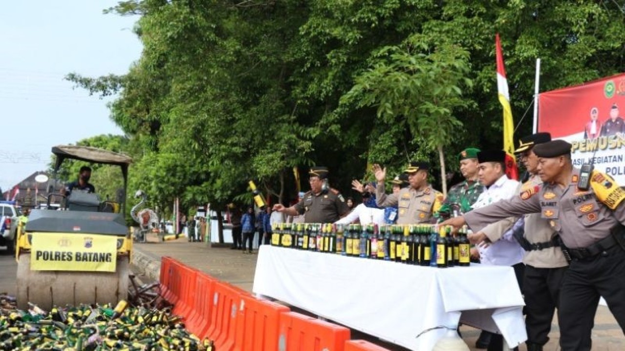 Kapolres Batang AKBP Saufi salamun berasama Komandan Kodim 0736/Batang, dan Penjabat BupatI Batang Lani Dwi Rejeki melempar botol minuman keras pada kegiatan pemusnahan ribuan botol miras di Batang, Senin (17/4/2023). (ANTARA/Kutnadi)