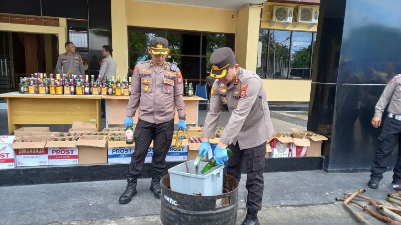 Kapolresta Bengkulu Kombes Pol Aris Sulistyono dan Kabag Ops Kompol Jufri memusnahkan seribu botol minuman keras yang telah disita. ANTARA/Anggi Mayasari