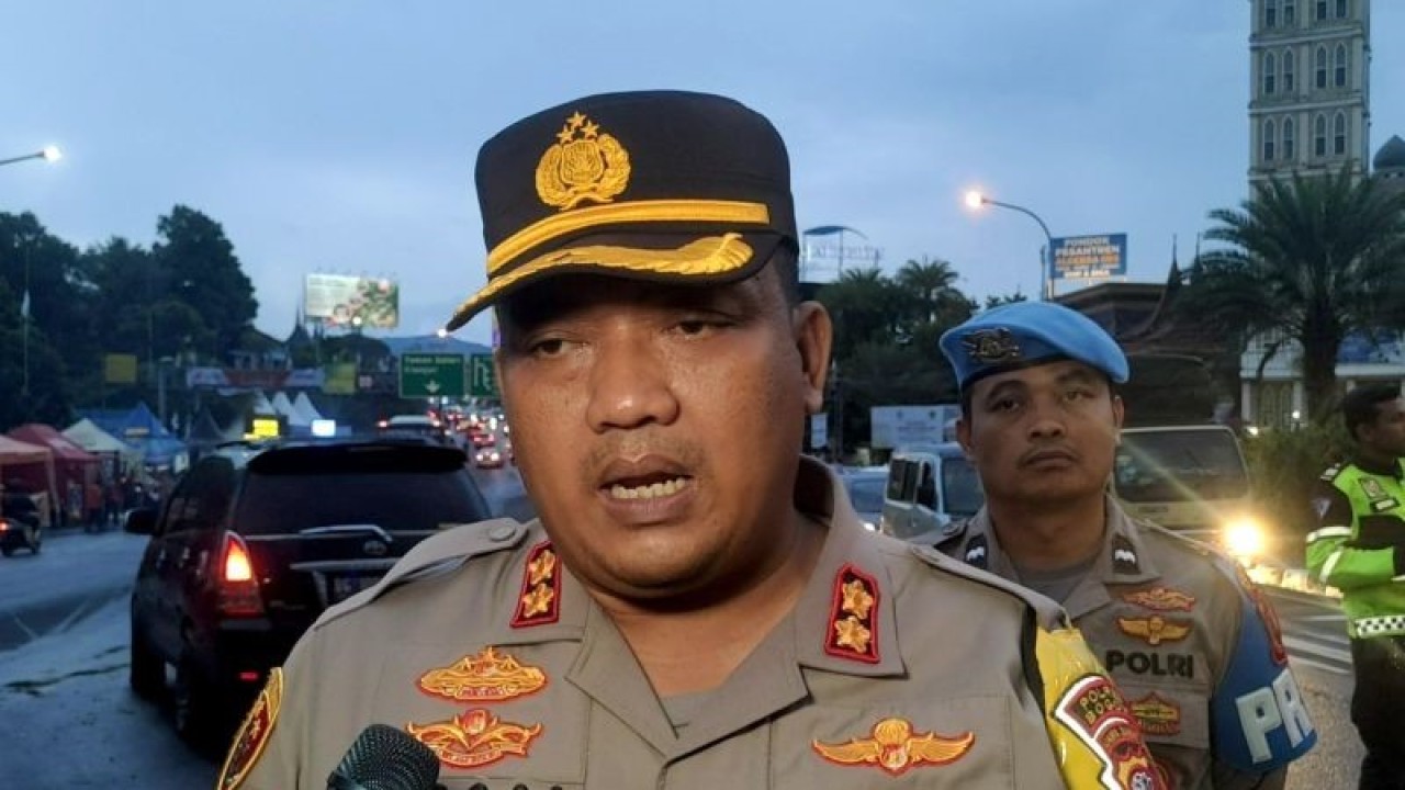 Kapolres Bogor Iman Imanuddin saat diwawancara di Simpang Gadog, Ciawim Kabupaten Bogor, Jabar, Ahad (23/4/2023). FOTO ANTARA/Hendri Sukma Indrawan