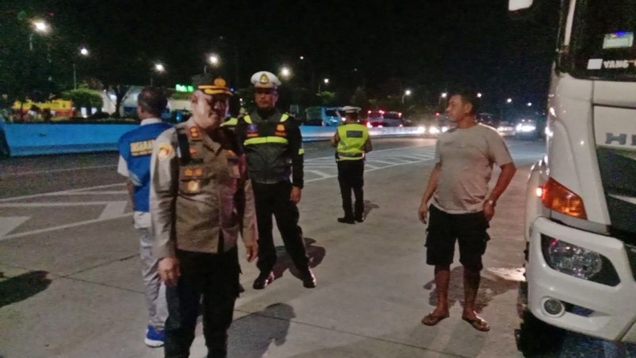 Kapolres Boyolali Petrus P Silalahi saat memberikan edukasi atau pemahaman pengemudi tentang peraturan lalu lintas untuk keselamatan bersama di Jalan Tol Boyolali, Minggu (16/4/2023) malam. ANTARA/HO- Humas Polres Boyolali