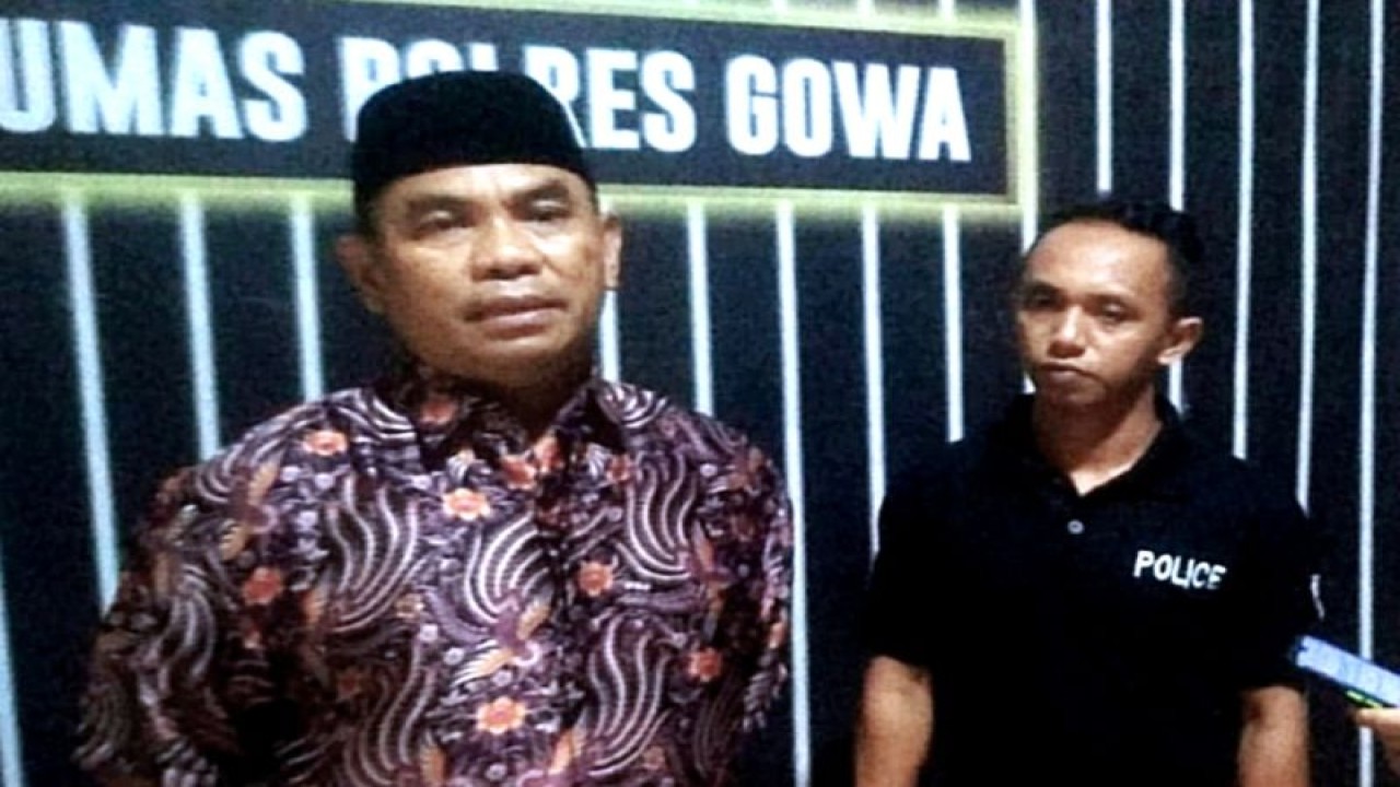 Kepala Seksi Humas Polres Gowa Iptu Abd Rasyid (kiri) menyampaikan keterangan kepada wartawan di halaman kantor Polres Gowa, Sulawesi Selatan. ANTARA/HO/Dokumentasi Humas Polres Gowa.