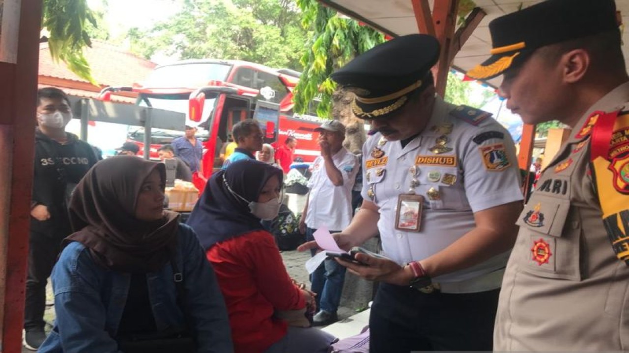 Kepala Terminal Kalideres Revi Zulkarnaen dan Wakapolres Metro Jakarta Barat AKBP Sarly Sollu meninjau pemudik di Terminal Kalideres Jakarta, Selasa (18/4/2023). ANTARA/Devi Nindy