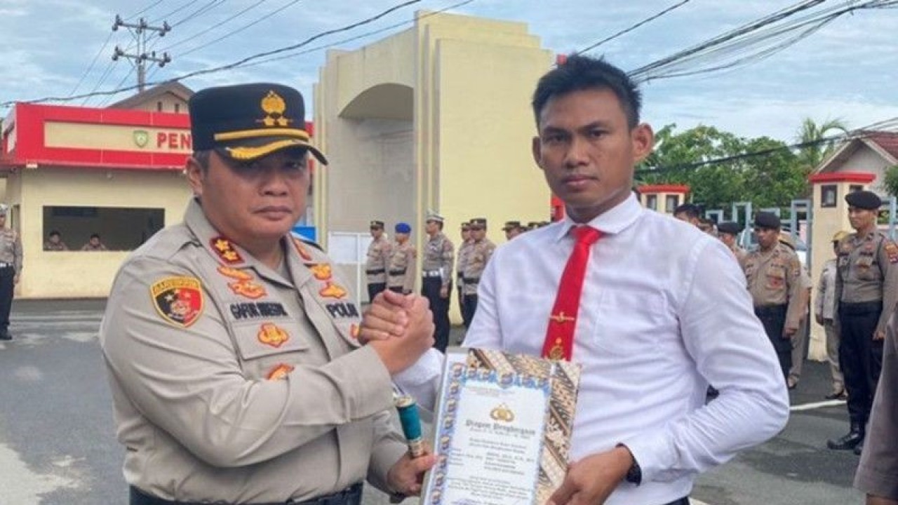 Kapolres Kotabaru Akbp M Gafur Aditya Siregar, Sik memberikan piagam penghargaan kepada Kasat Reskim AKP Abdul Jalil (ANTARA/HO-Polres Kotabaru)