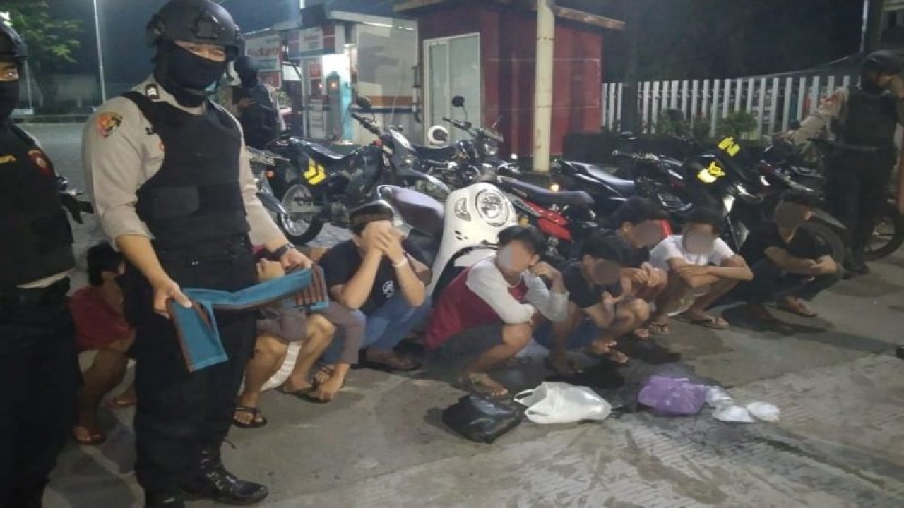 Polisi menunjukkan barang bukti sarung yang hendak dipakai untuk ajang perang sarung dan air, Selasa (4/4/2023). ANTARA/HO-Polisi Kudus