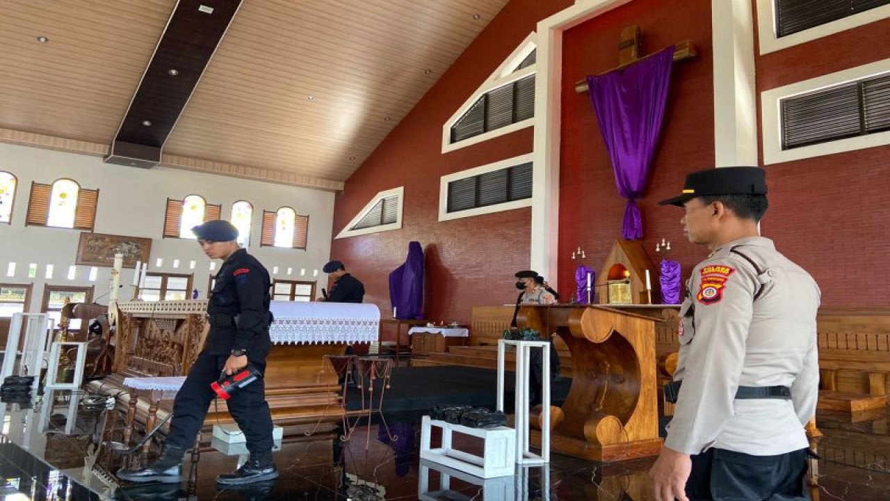Petugas melakukan penyisiran di salah satu gereja di Kabupaten Kulon Progo untuk menjamin keamanan perayaan Paskah 2023. (ANTARA/HO-Humas Polres Kulon Progo)