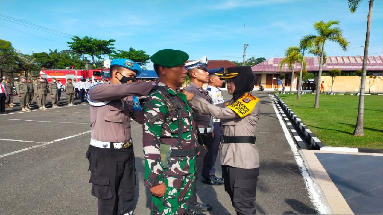 Kapolres Kulon Progo AKBP Nunuk Setiyowati menyematkan pita kepada personel sebagai tanda Operasi Ketupat Progo 2023. (ANTARA/Sutarmi)