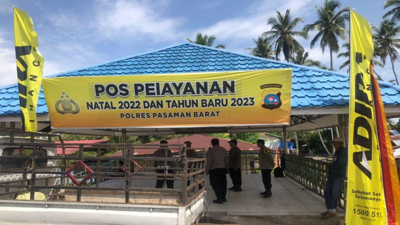 Kepaala Polres Pasaman Barat AKBP Agung Basuki bersama anggota saat meninjau pos pengamaman Lebaran 2023. (ANTARA)