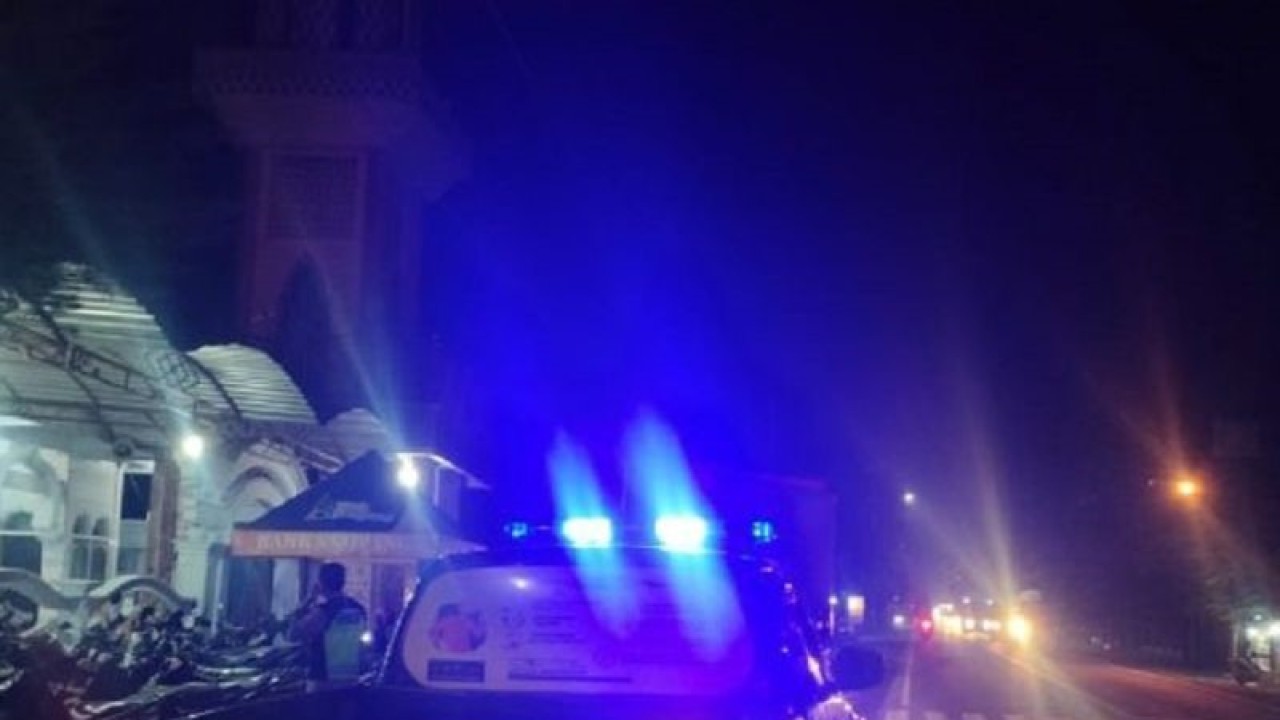 Petugas Polres Sampang melakukan patroli di malam hari, guna menciptakan situasi kondusif selama bulan suci Ramadhan. (ANTARA/HO-Polres Sampang)