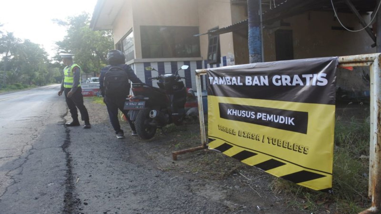 Lokasi tambal ban gratis di jalur pantura Kecamatan Banyuglugur, Situbondo. Kamis (20/4/2023). ANTARA/HO-Humas Polres Situbondo