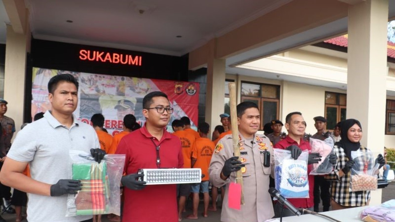 Kapolres Sukabumi AKBP Maruly Pardede bersama jajaran Unit PPA Satreskrim Polres Sukabumi memperlihatkan barang bukti kasus dugaan rudapaksa dan pelecehan anak di bawah umur pada konferensi pers Kamis, (6/4). Antara/Aditya Rohman