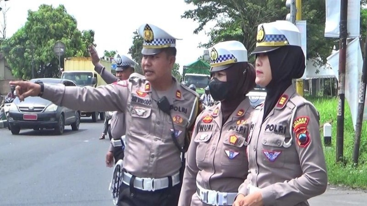 Kepala Satlantas Polres Sukoharjo AKP Sofia Wuriana (kanan), bersama jajaran saat cek ruang Jalan Sanggung Kartasura, Sukoharjo, Jawa Tengah, Senin (3/4/2023). (ANTARA/Bambang Dwi Marwoto)