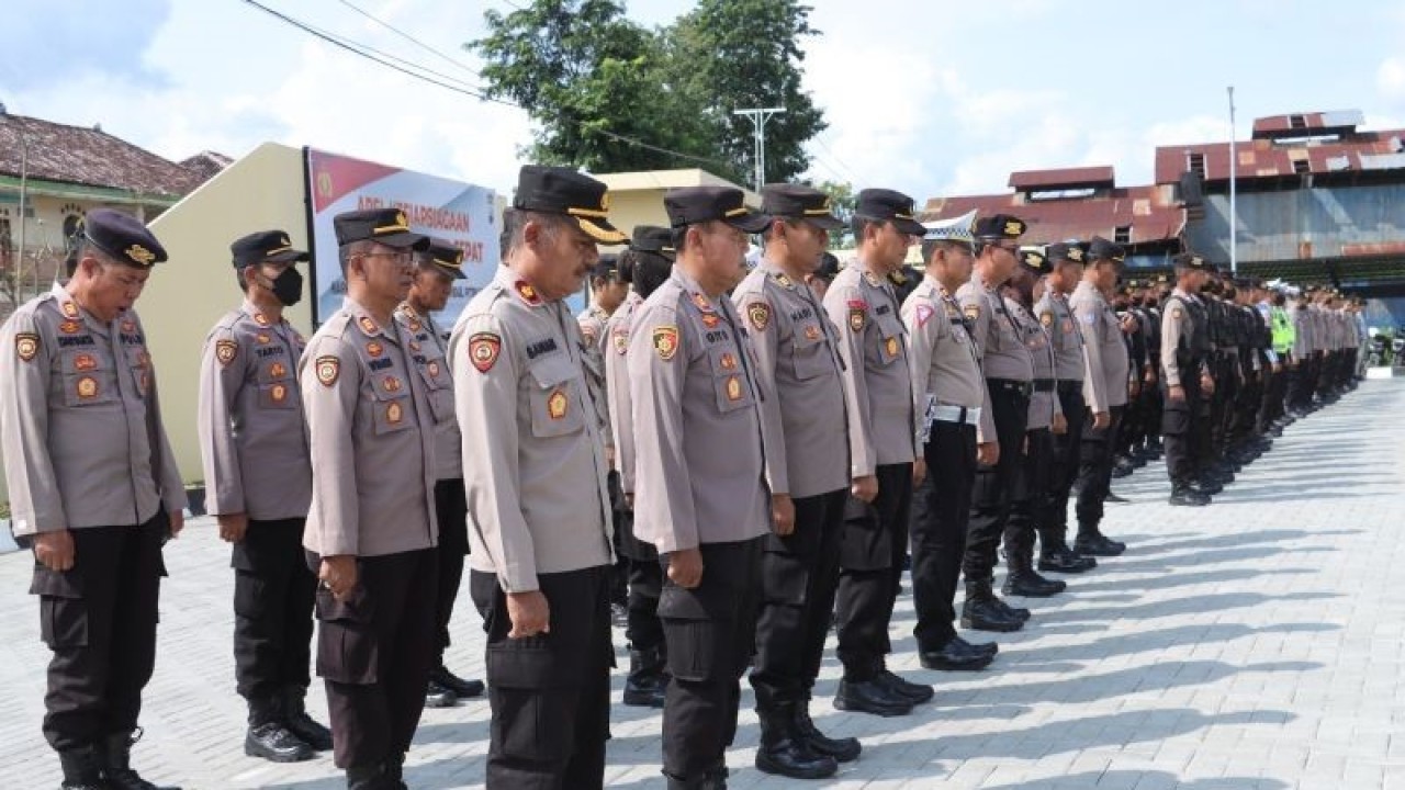 Sejumlah polisi saat mengikuti Apel Kesiapsiagaan Keamanan Peringatan Paskah 2023 di halaman Mapolres Sukoharjo, Kamis (6/4/2023). ANTARA/Bambang Dwi Marwoto