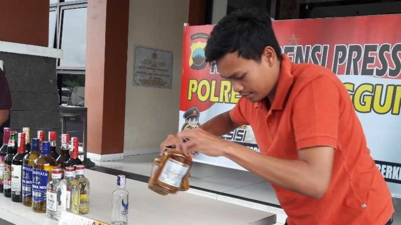 Polres Temanggung menyita minuman beralkohol dalam kegiatan kepolisian yang ditingkatkan pada bulan tahun ini. ANTARA/Heru Suyitno