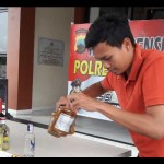 Polres Temanggung sita puluhan botol minuman beralkohol di kedai kopi-1680595678