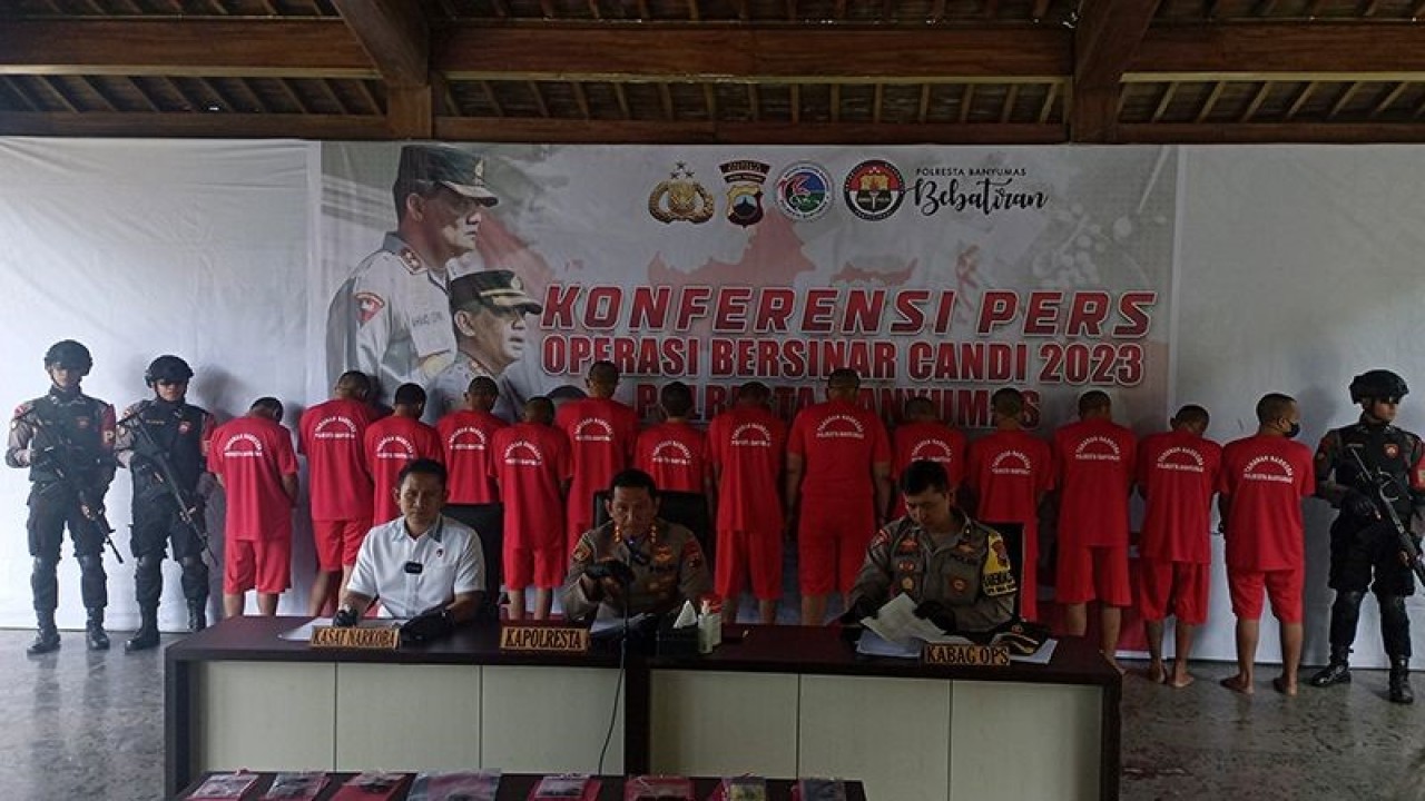 Kapolresta Banyumas Kombes Pol Edy Suranta Sitepu (tengah) didampingi Kabag Ops Kompol Ismanto Yuwono (kanan) dan Kasatresnarkoba Kompol Muchammad Yogi Prawira (kiri) pada konferensi pers "Operasi Bersinar Candi 2023" di Mapolresta Banyumas, Purwokerto, Kabupaten Banyumas, Selasa (4/4/2023). ANTARA/Sumarwoto
