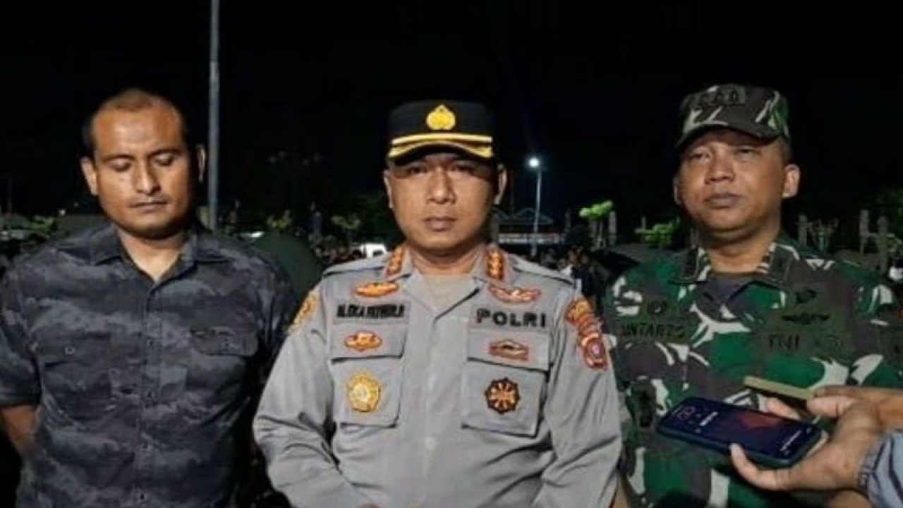 Kapolresta Kendari Kombes Pol Muhammad Eka Fathurrahman (tengah), di Kendari, Minggu malam (16/4/2023). ANTARA/Harianto