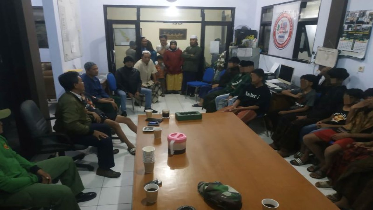 Personel Polresta Malang Kota bersama TNI memberikan pembinaan kepada para remaja yang melakukan aksi prank pocong untuk menakut-nakuti pengendara di Kota Malang, Jawa Timur. (ANTARA/HO-Humas Polresta Malang Kota)