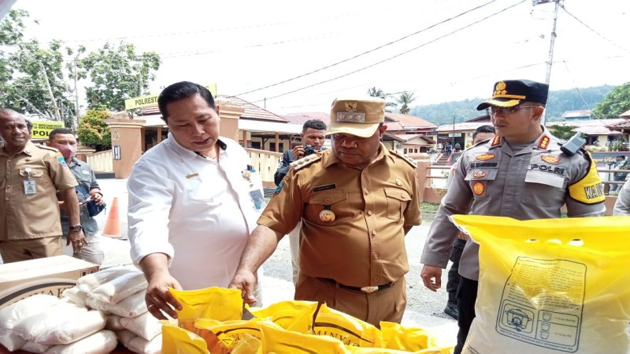 Bupati Hermus Indou (tengah) bersama Kapolresta Manokwari Kombes Pol Rivadin Benny Simangunsong dan Kepala Bulog Manokwari Stephanus Kurniawan meninjau pasar murah di Mapolresta Manokwari, Senin. (ANTARA/Fransiskus Salu Weking)