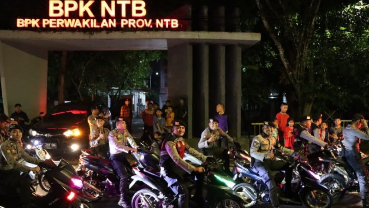 Petugas kepolisian membawa kendaraan roda dua yang melanggar aturan berkendara dalam giat razia jelang sahur di Jalan Udayana, Mataram, NTB, Jumat (7/4/2023). (ANTARA/HO-Polresta Mataram)