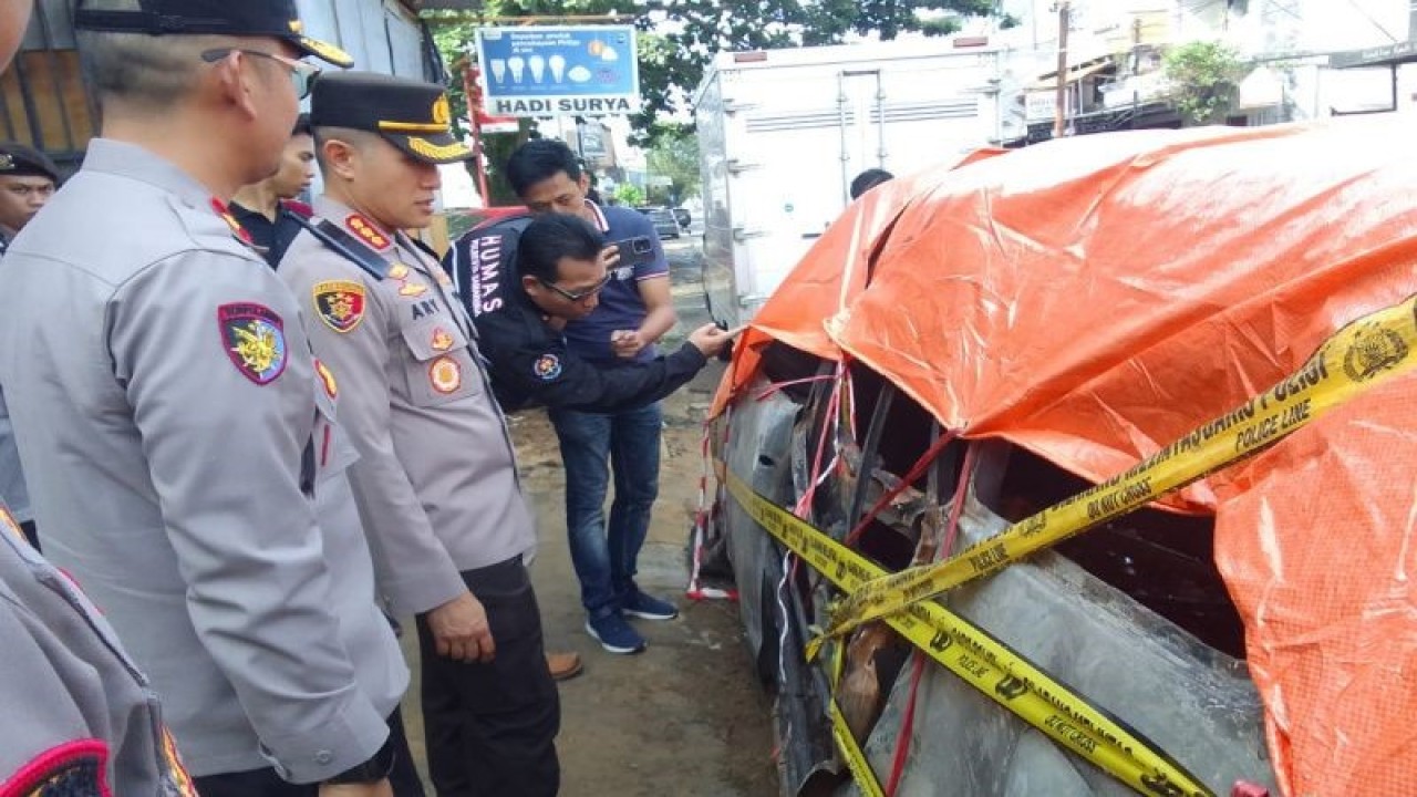 Kapolresta Samarinda Kombes Pol. Ary Fadli saat meninjau lokasi, tempat mobil yang diduga pengetap BBM terbakar di Samarinda, Kaltim, Rabu (5/4/2023). ANTARA/Fandi