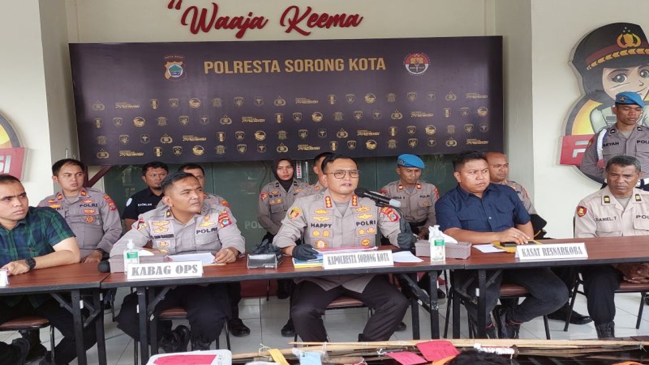 Kapolresta Sorong Kombes Pol Happy Perdana Yudianto di Sorong tengah merilis penangkapan sejumlah tersangka yang terjaring dalam Operasi Pekat I Mansinam 2023, di Sorong, Senin (3/4/2023). ANTARA/Yuvensius Lasa Banafanu