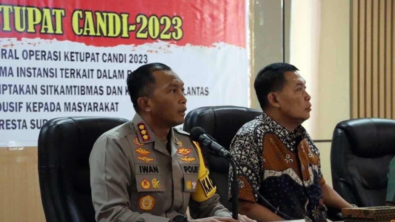 Kapolresta Surakarta Kombes Pol. Iwan Saktiadi (kiri) bersama Wakil Wali Kota Surakarta Teguh Prakosa saat Rapat Koordinasi Mudik Lebaran 2023 di Mapolresta Surakarta, Jawa Tengah, Rabu (5/4/2023). (ANTARA/Bambang Dwi Marwoto)