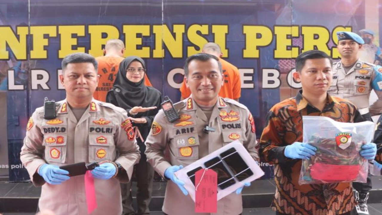 Kapolresta Cirebon Kombes Pol Arif Budiman menunjukkan barang bukti di Cirebon, Jawa Barat, Jumat (14/4/2023). (ANTARA/Ho-Humas Polresta Cirebon)