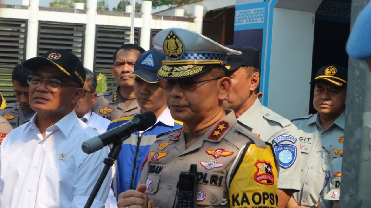 Kepala Korps Lalu Lintas (Kakorlantas) Polri Irjen Pol Firman Shantyabudi berikan keterangan kepada wartawan di Gerbang Tol Kalikangkung, Semarang, Jawa Tengah, Senin (24/4/2023). ANTARA/Fianda Sjofjan Rassat.