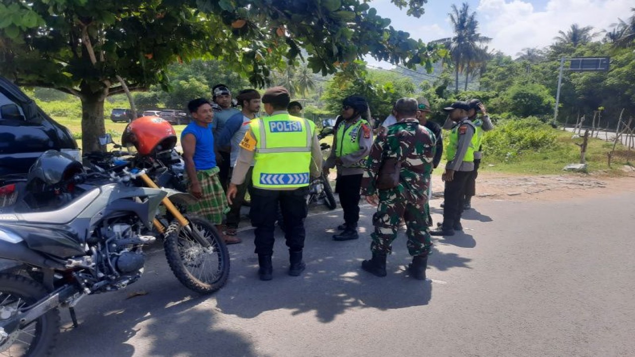 Anggota Polsek Kawasan Mandalika saat melakukan pengawasan tarif parkir di objek wisata di Mandalika pada libur lebaran 2023 (ANTARA/Humas Polres Lombok Tengah)