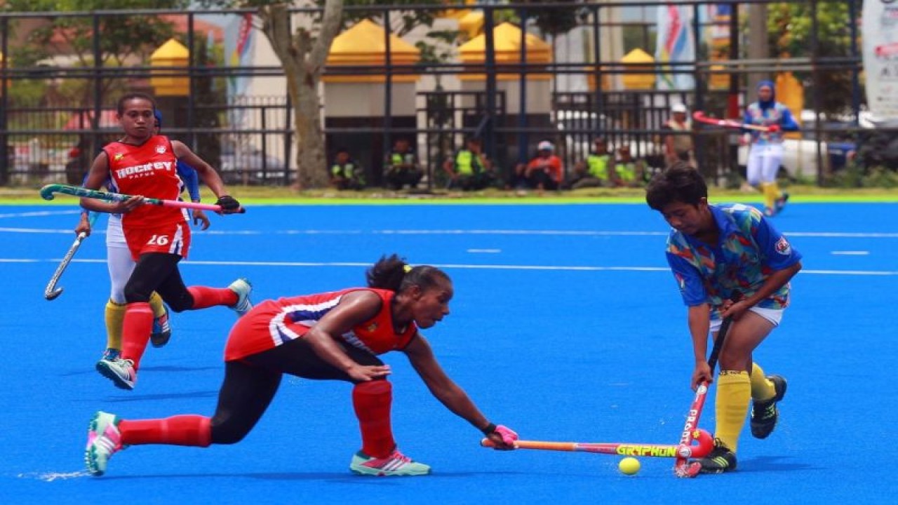 Tim Hoki Papua (kostum merah) saat berlaga di PON XX 2021 (ANTARA/HO-Humas Hoki Papua)
