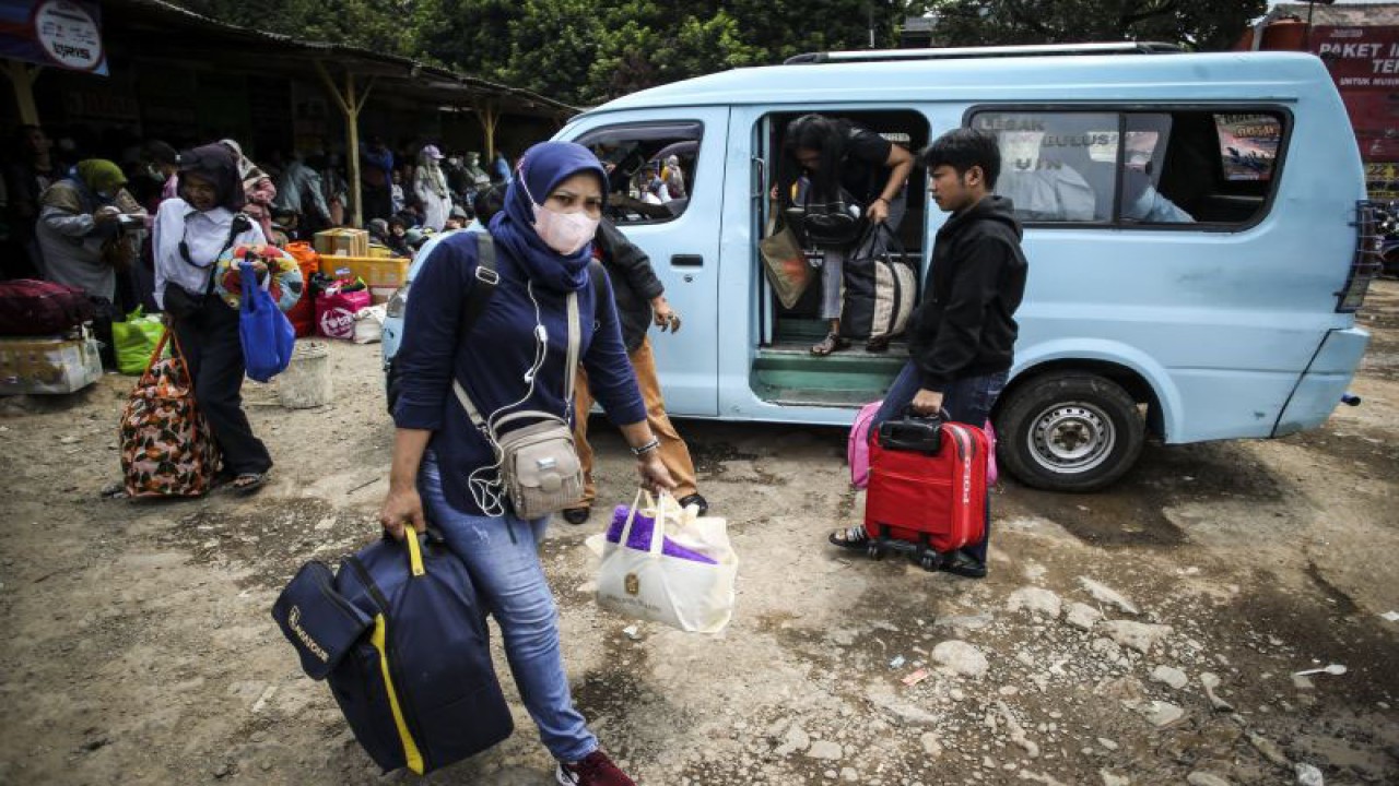 Sejumlah pemudik membawa barang bawaannya menuju bus di Terminal Pondok Pinang, Jakarta, Rabu (19/4/2023). Kementerian Perhubungan memprediksi puncak arus mudik lebaran 2023 akan terjadi pada Rabu (19/4/2023) malam hingga Kamis (20/4/2023). ANTARA FOTO/Rivan Awal Lingga/YU