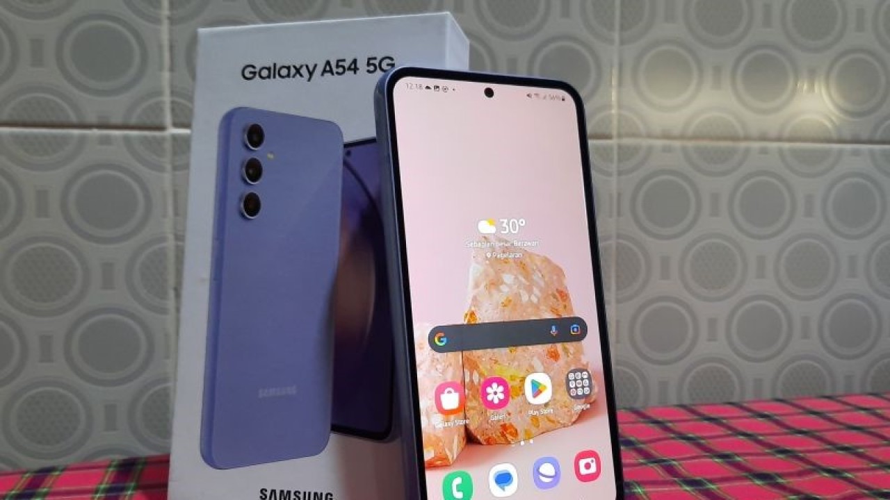 Ponsel pintar Samsung Galaxy A54 5G. (ANTARA/Lia Wanadriani Santosa)