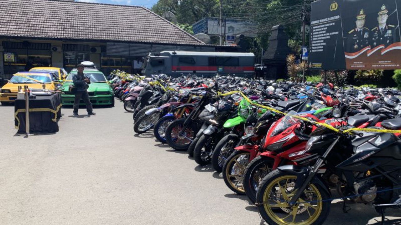 Ratusan kendaraan bermotor yang diamankan petugas kepolisian, di Mapolresta Malang Kota, Jawa Timur, Selasa (11/4/2023). ANTARA/Vicki Febrianto