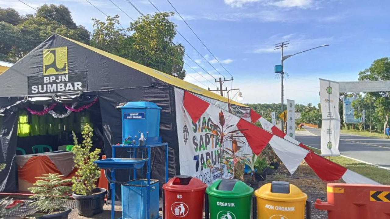 Posko mudik BPJN Sumbar berdiri di tepi jalan nasional Batang Timah Kinali Kabupaten Pasaman Barat memiliki fasilitas lengkap yang siap memberikan kenyamanan kepada pemudik Lebaran 2023.