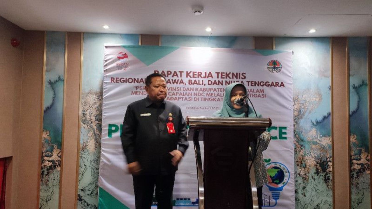 Direktur Jenderal Pengendalian Perubahan Iklim Kementerian Lingkungan Hidup dan Kehutanan, Laksmi Dhewanthi (kanan) saat menjawab pertanyaan wartawan usai pembukaan Rapat Kerja Teknis (Rakernis) Regional Pengendalian Perubahan Iklim (PPI) Wilayah Jawa, Bali dan Nusa Tenggara (Rakernis PPI Regional JBN) di Surabaya, Senin (3/4/2023). (ANTARA/Willi Irawan)