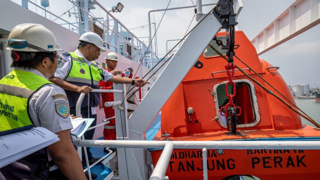 Tim Pejabat Pemeriksa Keselamatan Kapal (PPKK) Direktorat Jendera Perhubungan Laut memeriksa kelaikan sekoci penyelamat di atas KM Dharma Kartika VII yang bersandar di Pelabuhan Tanjung Emas Semarang, Jawa Tengah, Kamis (6/4/2023). Pemeriksaan kapal yang meliputi kelengkapan alat keselamatan kapal, keamanan serta kenyamanan kapal itu guna memastikan kesiapan sarana dan prasarana kapal dalam rangka melayani pemudik selama masa angkutan Lebaran 2023. ANTARA FOTO/Aji Styawan/rwa. (ANTARA FOTO/AJI STYAWAN)