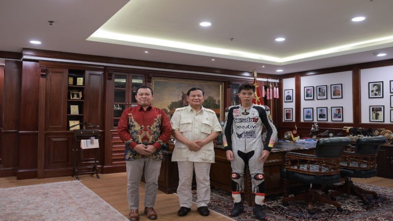 Menhan Prabowo Subianto ketika menerima Pebalap motor Indonesia Pandu Padmogani. (ANTARA/Foto: istimewa).