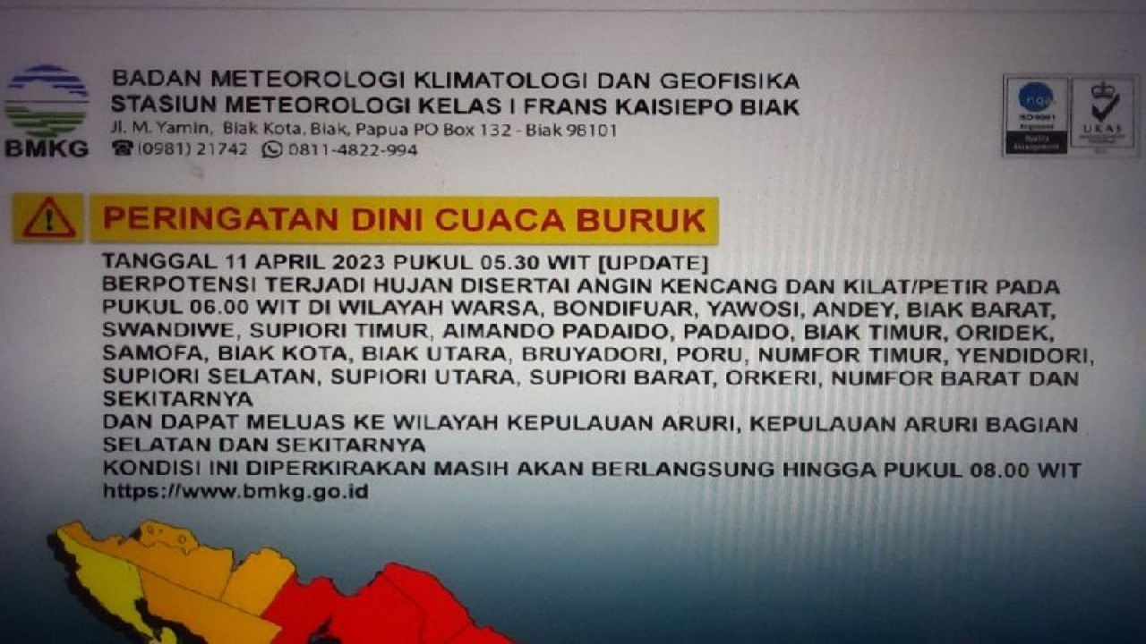 Prakiraan peringatan dini cuaca dikeluarkan Stasiun Meteorologi Kelas 1 Bandara Frans Kaisiepo. ANTARA/Muhsidin