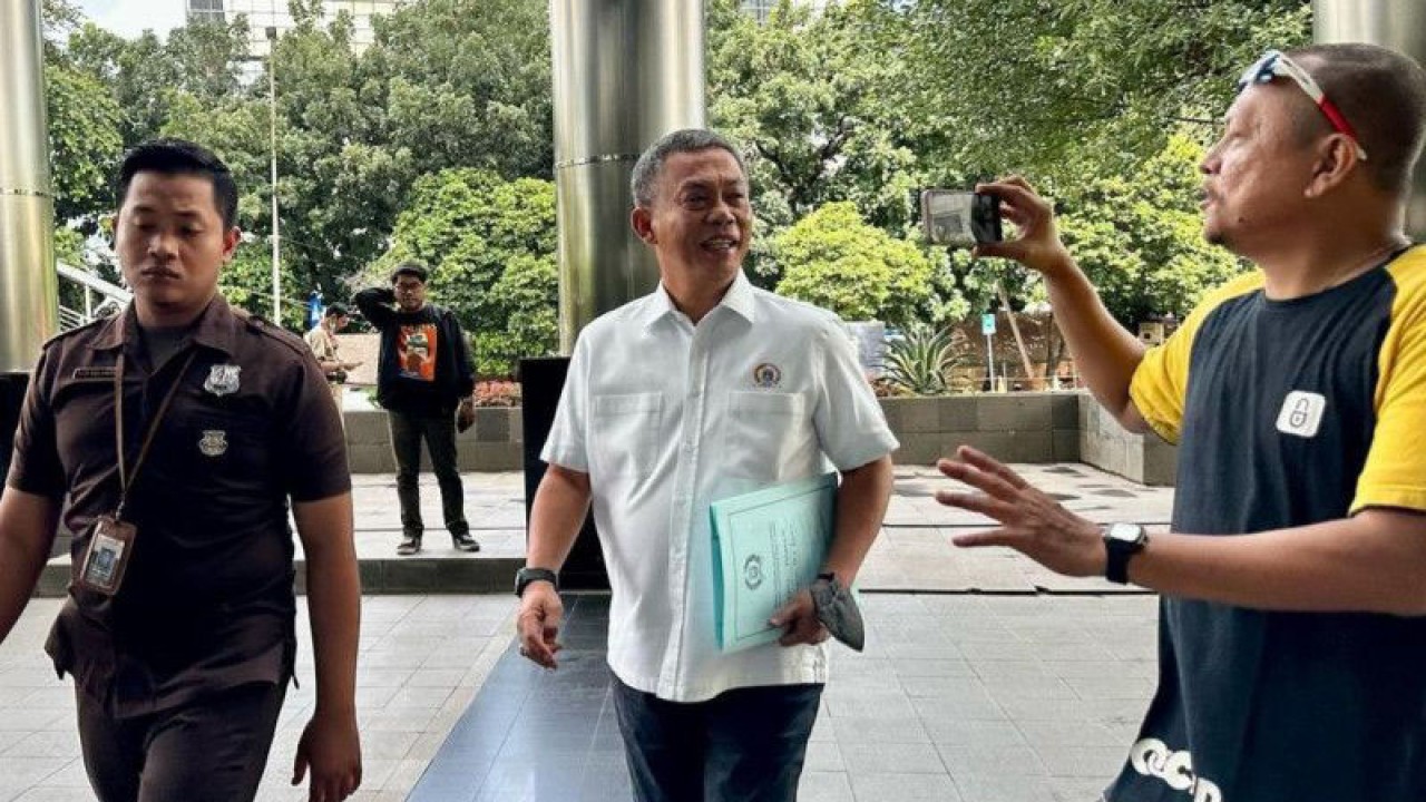 Ketua DPRD DKI Jakarta Prasetyo Edi Marsudi (tengah) sambangi Gedung Merah Putih KPK untuk memenuhi panggilan penyidik untuk memberikan keterangan soal tanah Pulogebang, Senin (10/3/2023). ANTARA/Instagram/@prasetyoedimarsudi