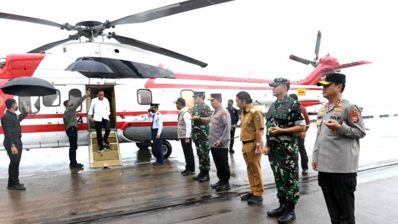 Presiden Joko Widodo (Jokowi) tiba di Pelabuhan Indah Kiat, Cilegon, Banten, sebelum meninjau kesiapan mudik di Pelabuhan Merak, Banten, Selasa (11/4/2023). (ANTARA/HO-Biro Pers Sekretariat Presiden/Kris)