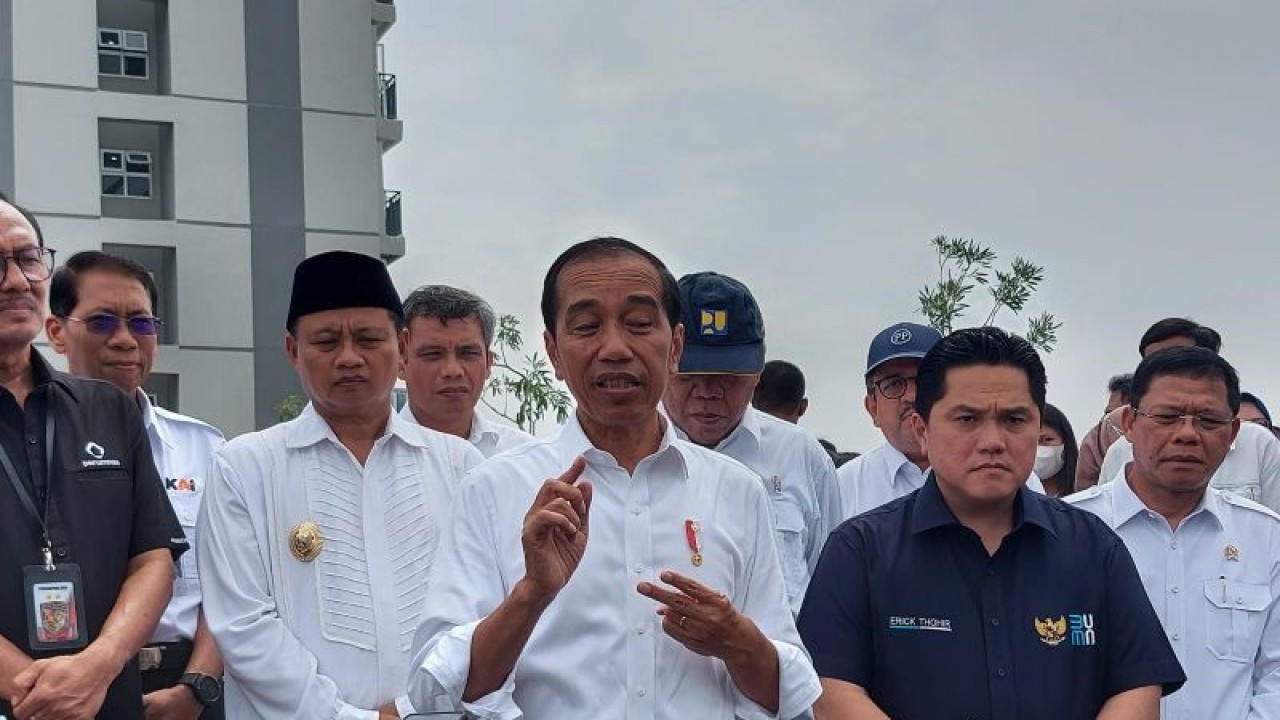 Presiden Joko Widodo (Jokowi) memberikan keterangan setelah meresmikan hunian milenial untuk Indonesia di Depok, Jawa Barat, Kamis (13/4/2023). (ANTARA/Mentari Dwi Gayati)