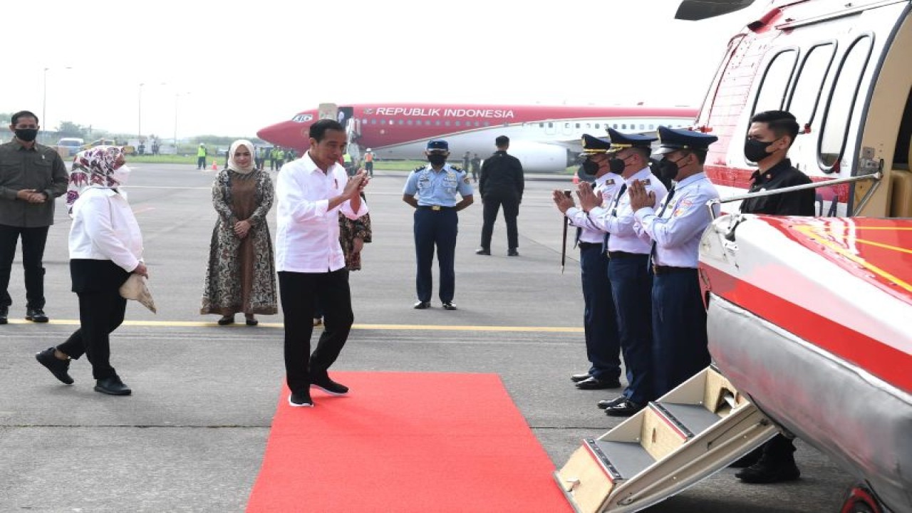 Presiden Joko Widodo saat akan bertolak menuju Tuban, Jawa Timur, Kamis (6/4/2023). ANTARA/HO-Biro Pers Sekretariat Presiden