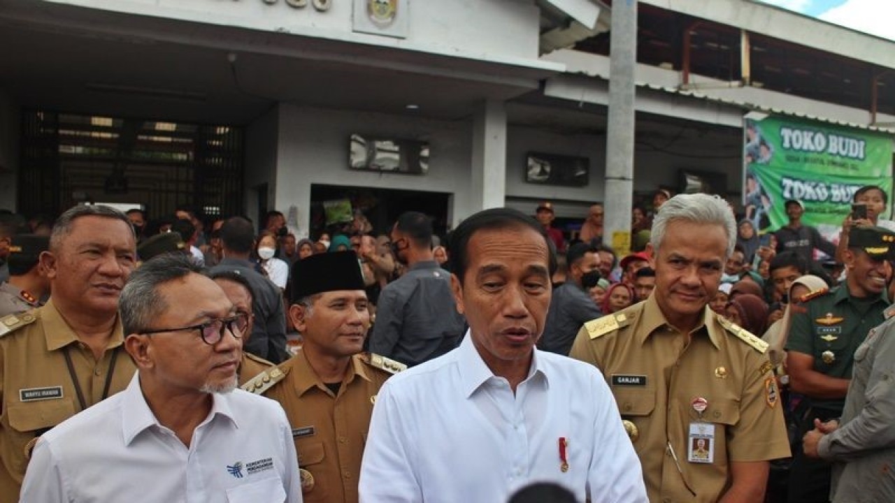 Presiden Joko Widodo (Jokowi) (tengah) didampingi Menteri Perdagangan Zulkifli Hasan, (kiri), Gubernur Jateng Ganjar Pranowo (kanan), Bupati Boyolali M Said Hidayat (belakang) dan Wakil Bupati Wahyu Irawan (belakang kiri) di Pasar Rakyat Cepogo Boyolali, Senin (10/4/2023). ANTARA/Bambang Dwi Marwoto.