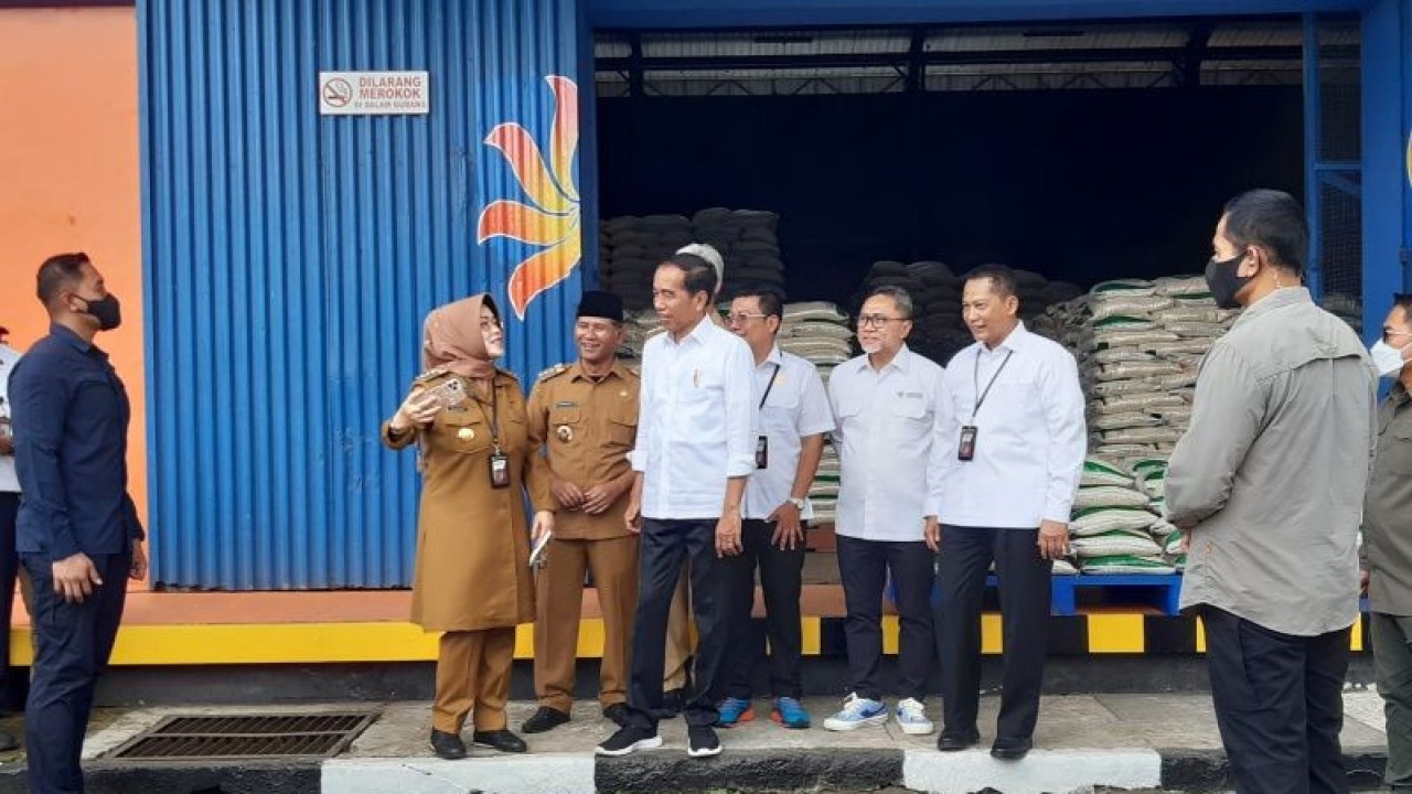 Presiden Jokowi saat berada di Gudang Bulog di Kartasura, Kabupaten Sukoharjo, Jawa Tengah, Senin (10/4/2023). ANTARA/Aris Wasita