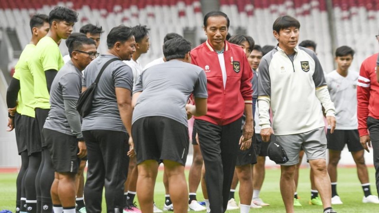 Presiden Joko Widodo (kedua kanan) didampingi pelatih Timnas U-20 Shin Tae-yong (kanan) menyalami pemain dan ofisial Timnas U-20 di Stadion Utama Gelora Bung Karno, Jakarta, Sabtu (1/4/2023). ANTARA FOTO/Hafidz Mubarak A/hp.